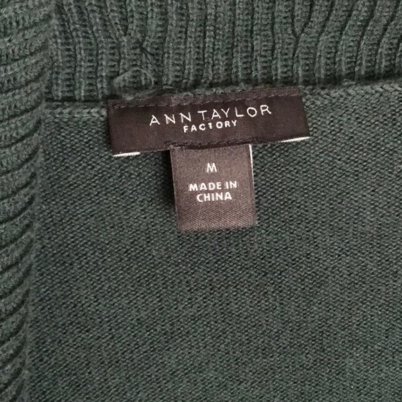 🐢 Forest green sweater. * New Markdowns, 55% off - Picture 2 of 4